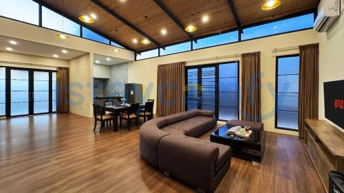 Batam Villa | 5BR Large Villa Crown Hill Estate F26