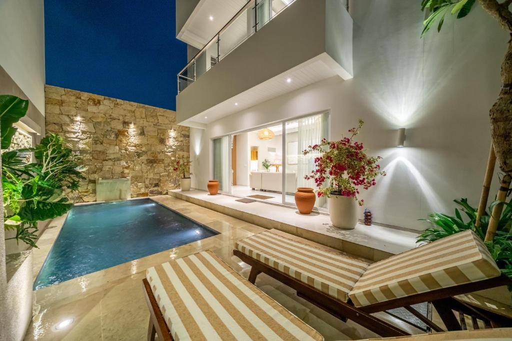 Kediri Villa | 818 Villas Elegant Modern Designer Canggu Villas with Rooftop and Ricefield Views