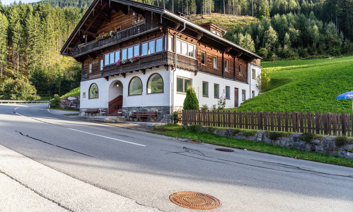 Hainzenberg House | A Nett’s Nest: Spacious Holiday Home in Zillertal Arena with Garden and Wi-Fi