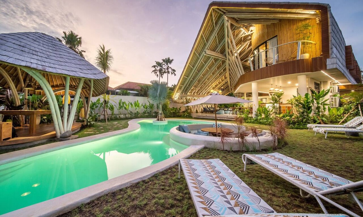 Umalas Villa | Bamboo Villa Five Bedrooms Tropical Garden