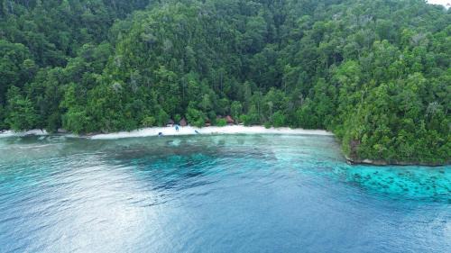 Raja Ampat House | Batanta Paradise Homestay