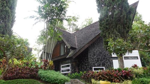 Oro Oro Ombo Villa | Batu Villa (3 Bed Rooms & just 2 min walk to Jatim Park 1)