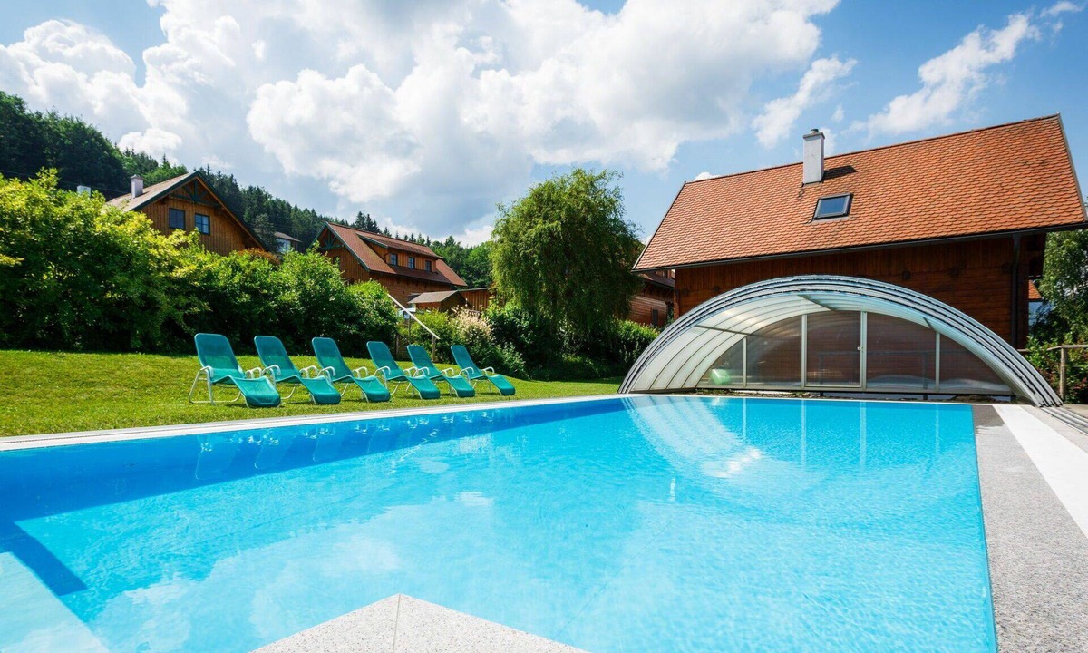 Schlierbach House | Beautiful apartment in villa for 6 guests with pool, WIFI, TV, terrace and pets allowed