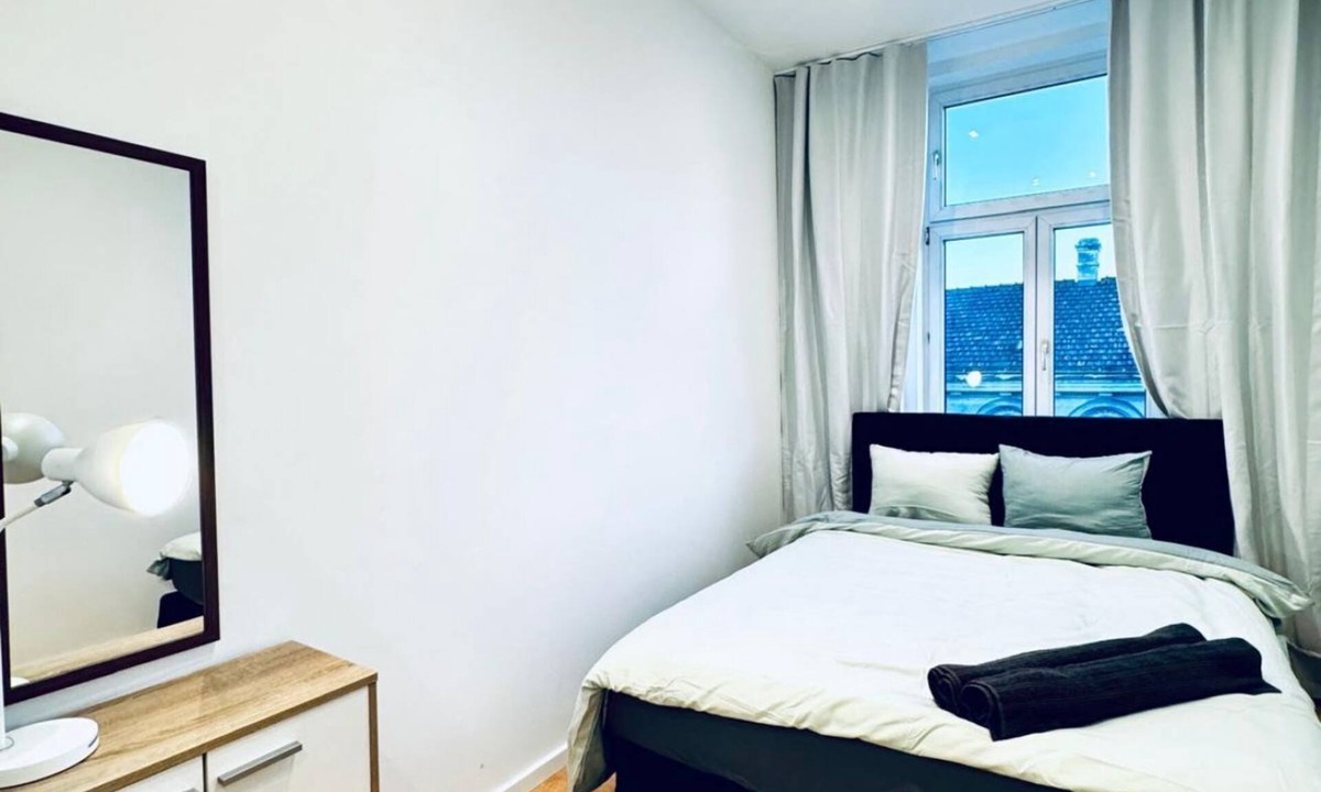 Liesing Apartment | Bright Room | 4BR Apt by Alterlaa Station