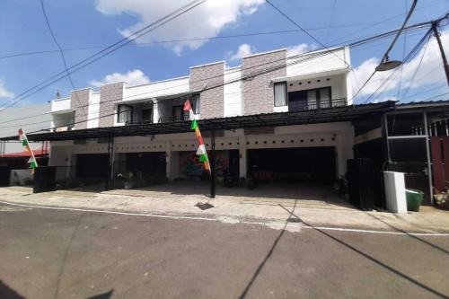 Purwokerto Hotel | Capital O 94246 Rose 50 Homestay