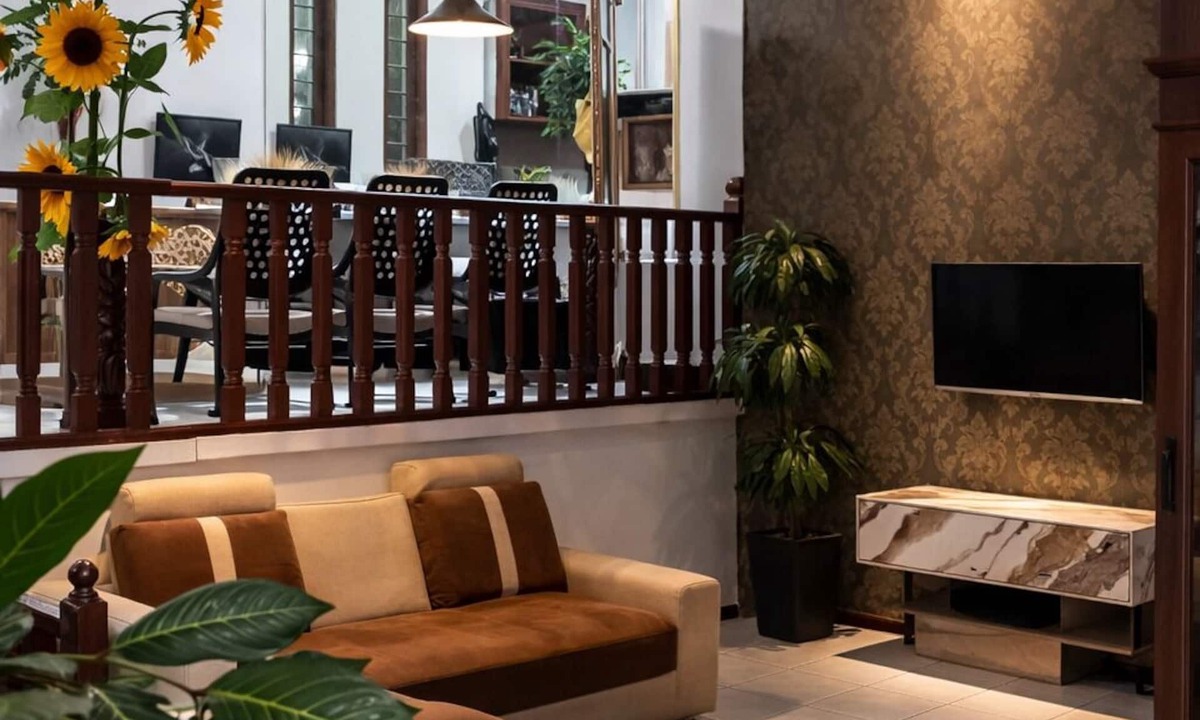Bandung House | Classic North Bandung Family Home, Sleeps 10 & 3 Parking + Rooftop Gazebo