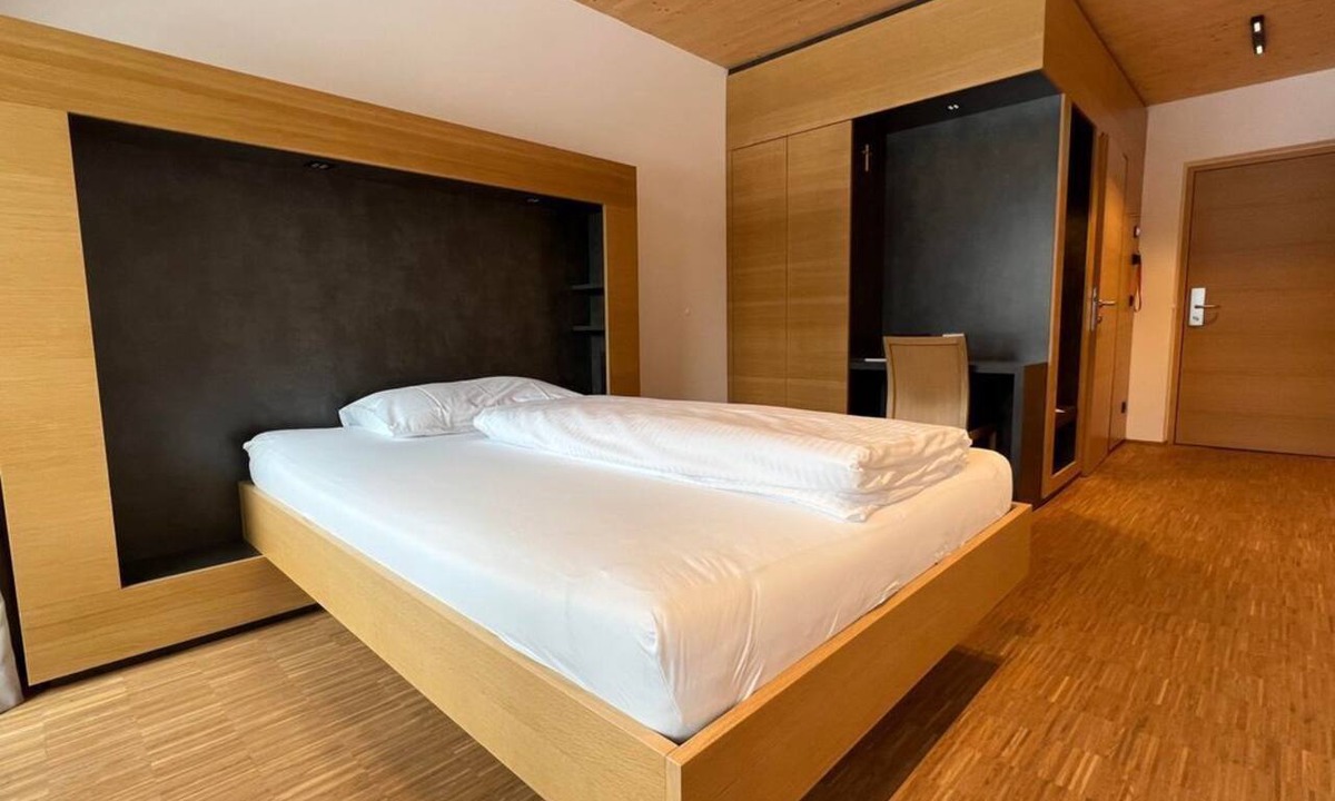 Pfons House | Einzelzimmer Komfort King Size Bett mit Balkon - Gästehaus St. Michael