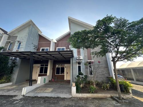 Colomadu House | El House by Galareka - Cozy House with 4BR in Solo