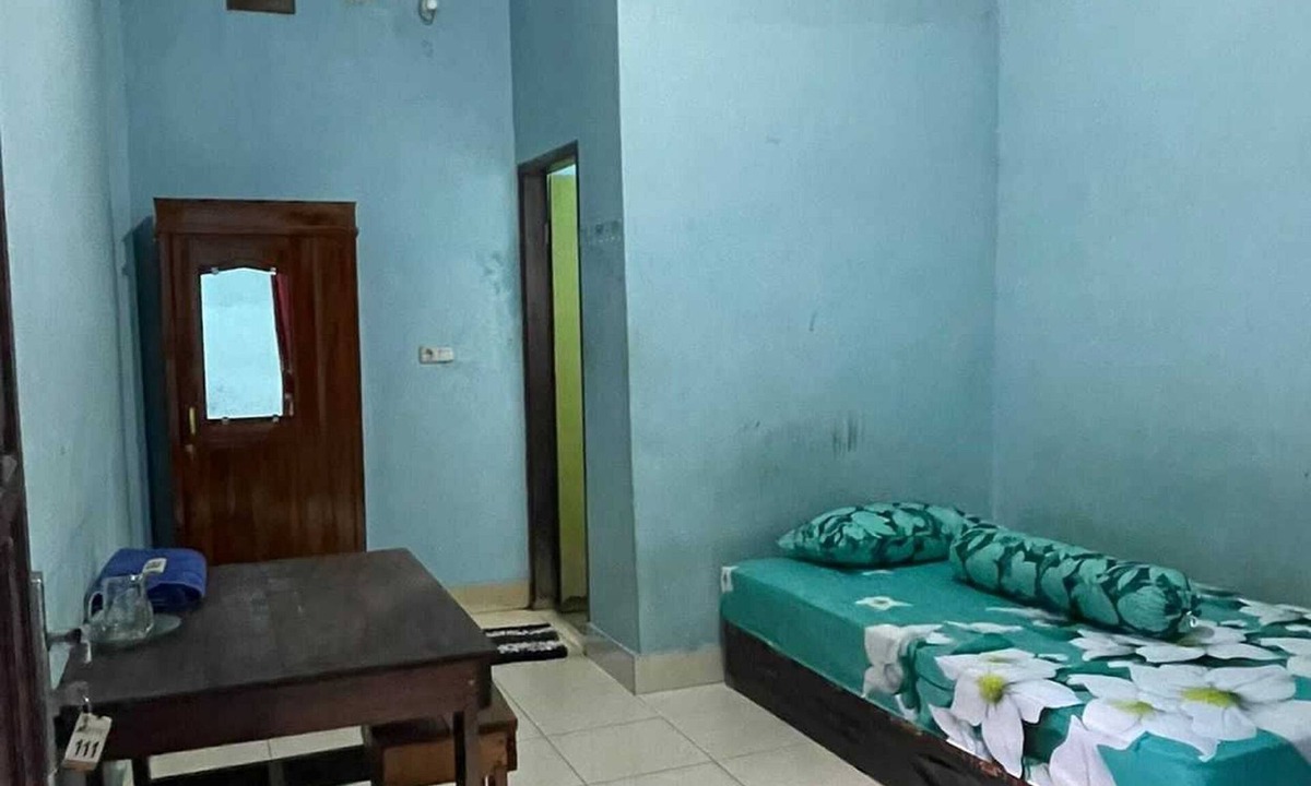 Parepare Hotel | EXPRESS O 91669 Kost Amel Near Taman Mattirotasi