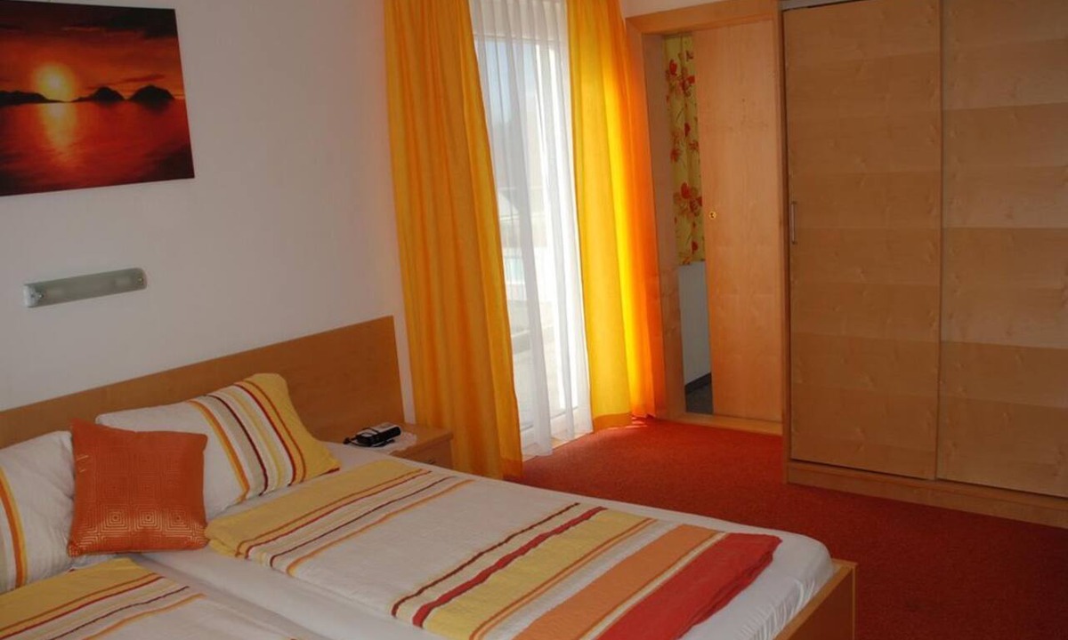 Klopein House | Family room- connecting door1 floor with balcony - Pension Agnes