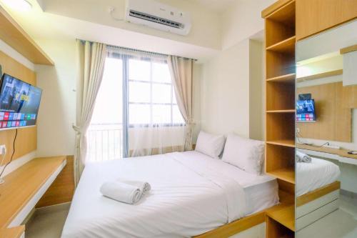 Pondokcina Apartment | Good Choice and Strategic 2BR without Living Room Evenciio Apartment By Travelio