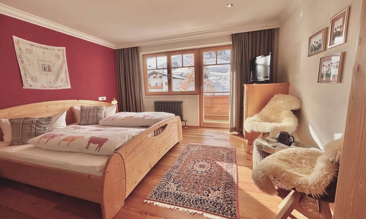 Warth Bed & Breakfast | Haus Wallis - Double Room Hokus-Pokus - Ski-In and Out at Ski Arlberg