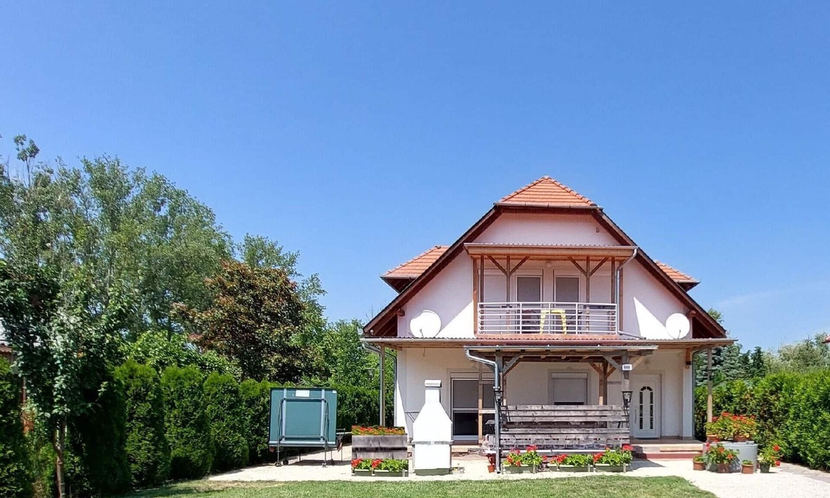 Balatonmariafurdo Apartment | Holiday flat with pool, air conditioning, wifi directly on the lake