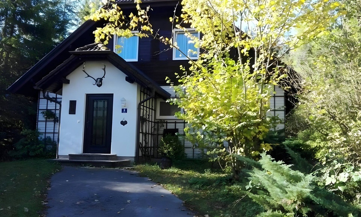Hinterstoder House | Holiday Home 'Roman' with Large Garden Directly on the River