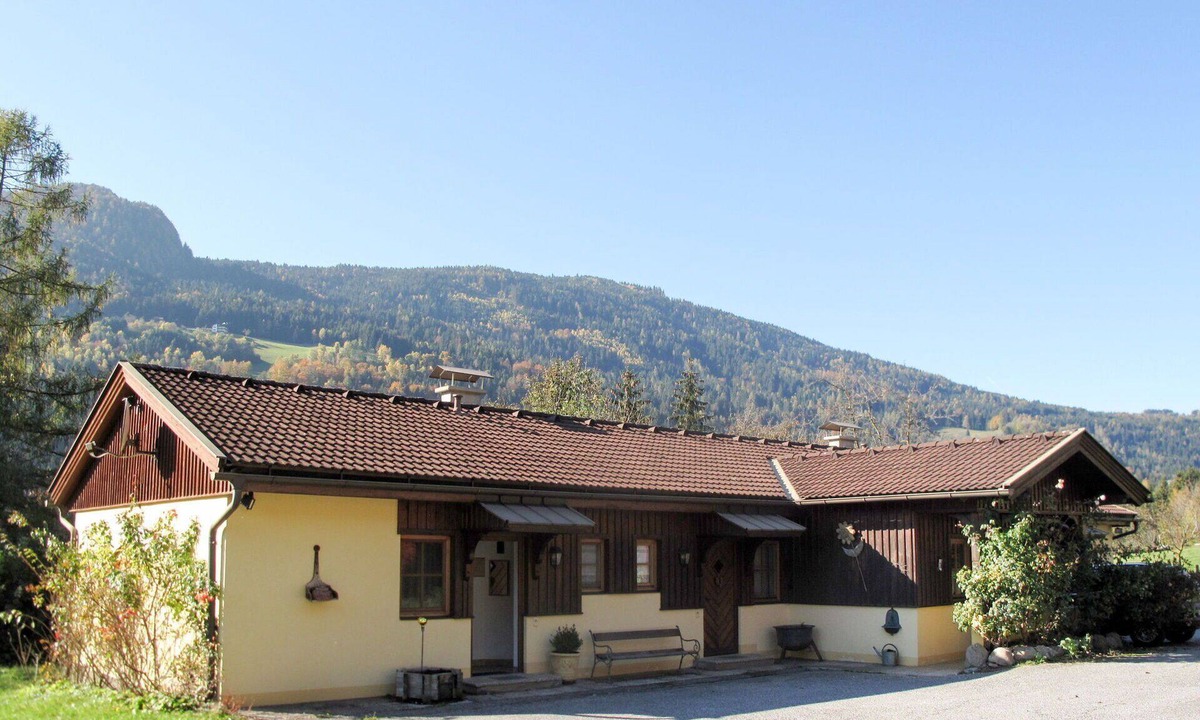Einode bei Villach Villa | Lovely apartment in villa for 4 guests with WIFI, TV, terrace and pets allowed