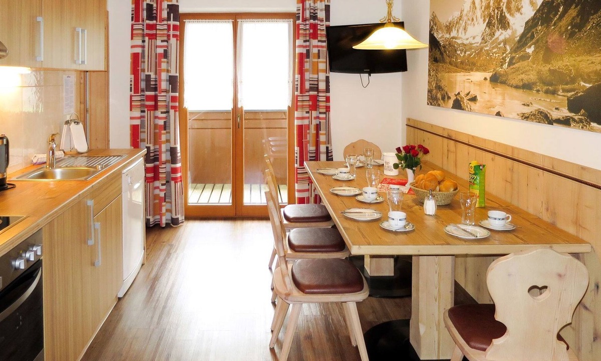 Rohrberg Villa | Lovely apartment in villa for 5 guests with WIFI, pool, TV, terrace and parking