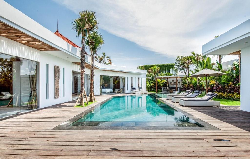 Berawa Villa | Luxurious 6 Br in Canggu 400m to Finns Beach