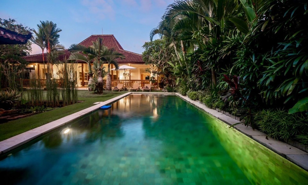 Dalung Villa | Luxurious Garden and Gazebo Modern Villa