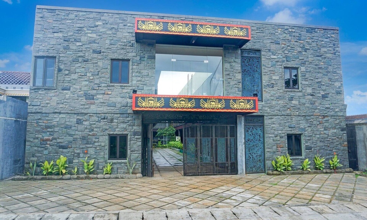 Rajabasa House | Luxury Deluxe DBL Retreat W/Free WiFi and Parking