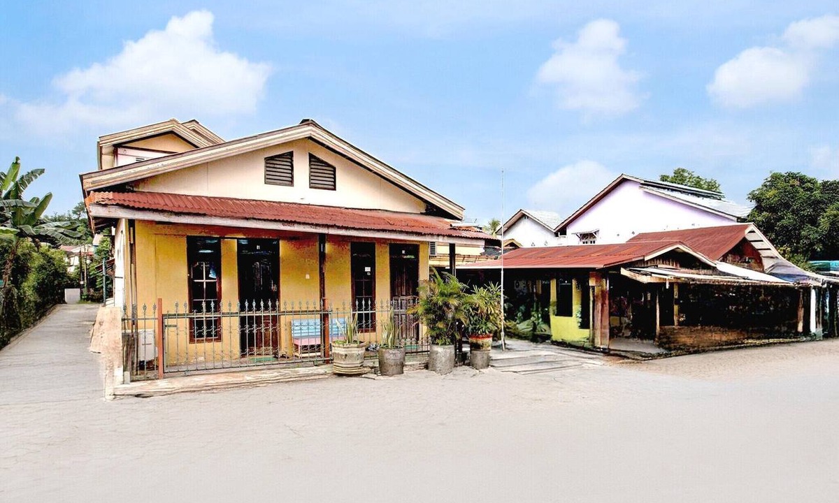 Balikpapan House | Luxury Deluxe DBL Retreat W/Free WiFi and Parking