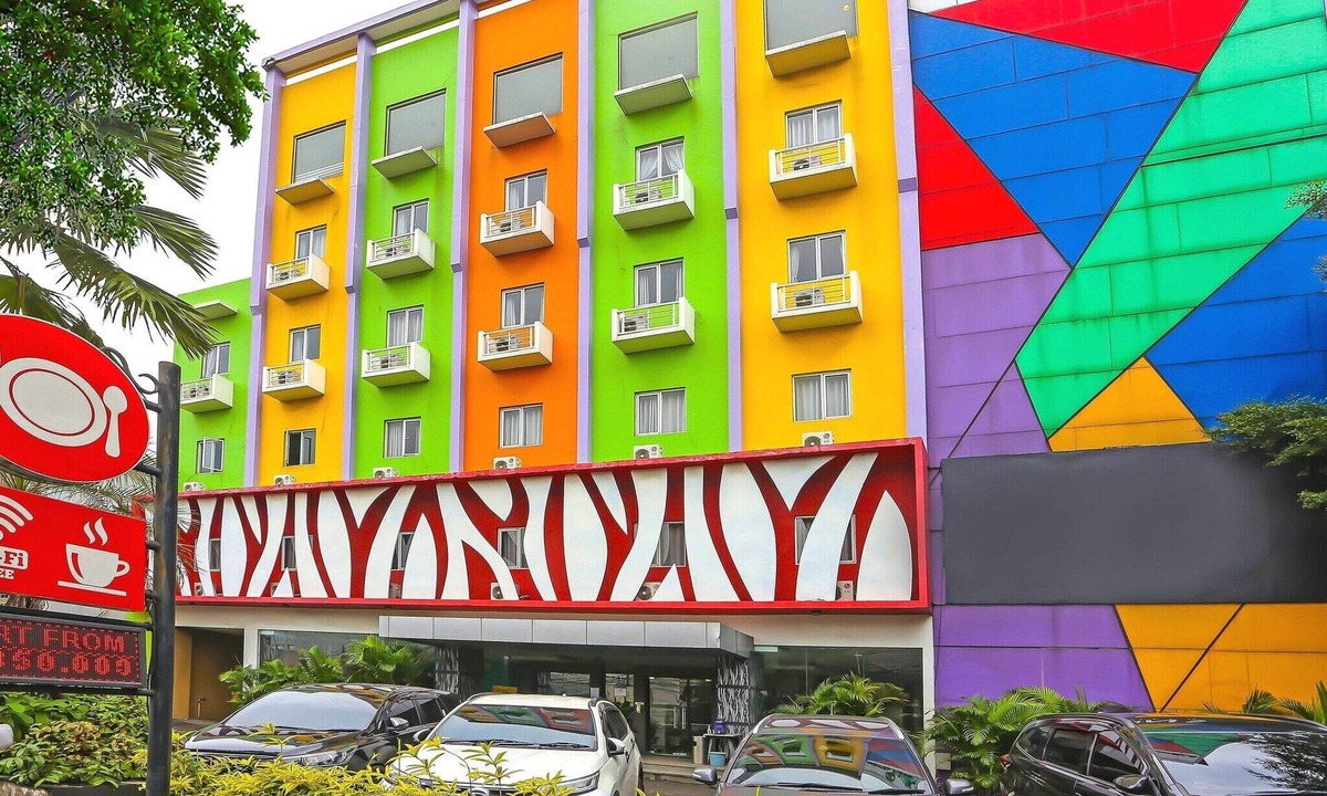 East Jakarta House | Luxury Deluxe DBL Retreat W/Free WiFi and Parking