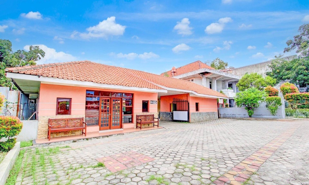 Pekalongan House | Luxury Twin Stay with Free WiFi and Parking