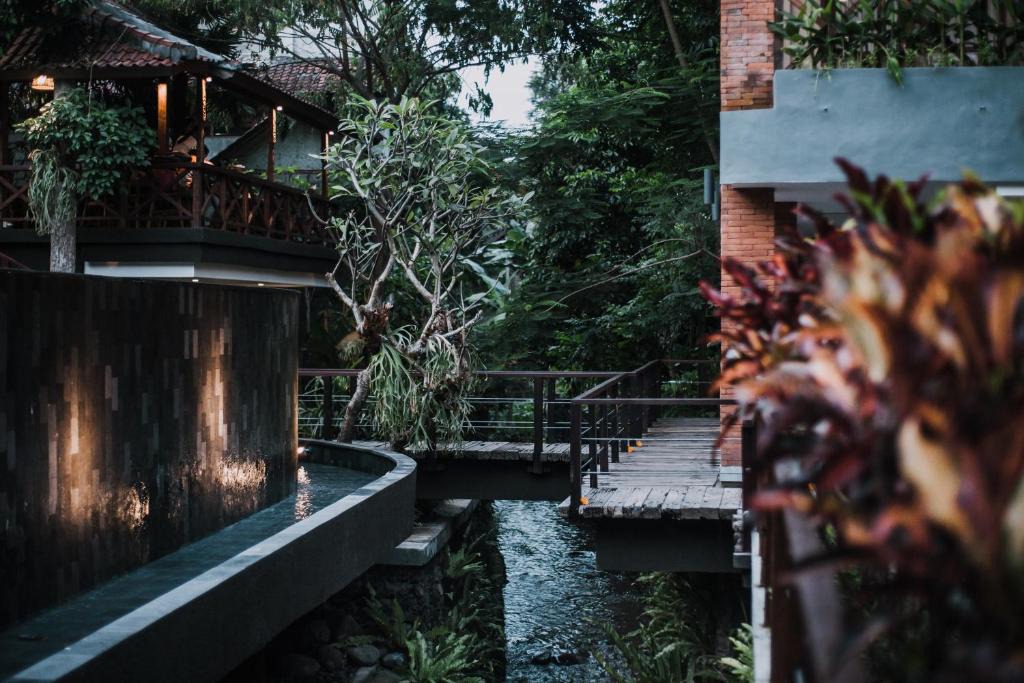 Peliatan Hotel | Merak Village by Prasi