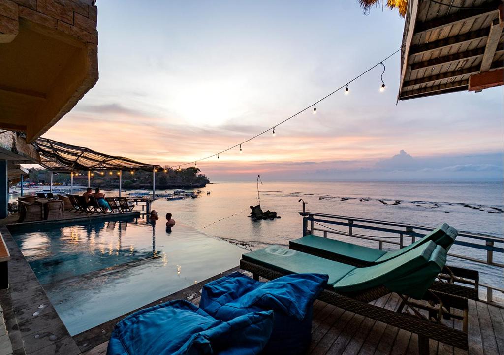 Mushroom Bay Hotel | Mushroom Beach Bungalows