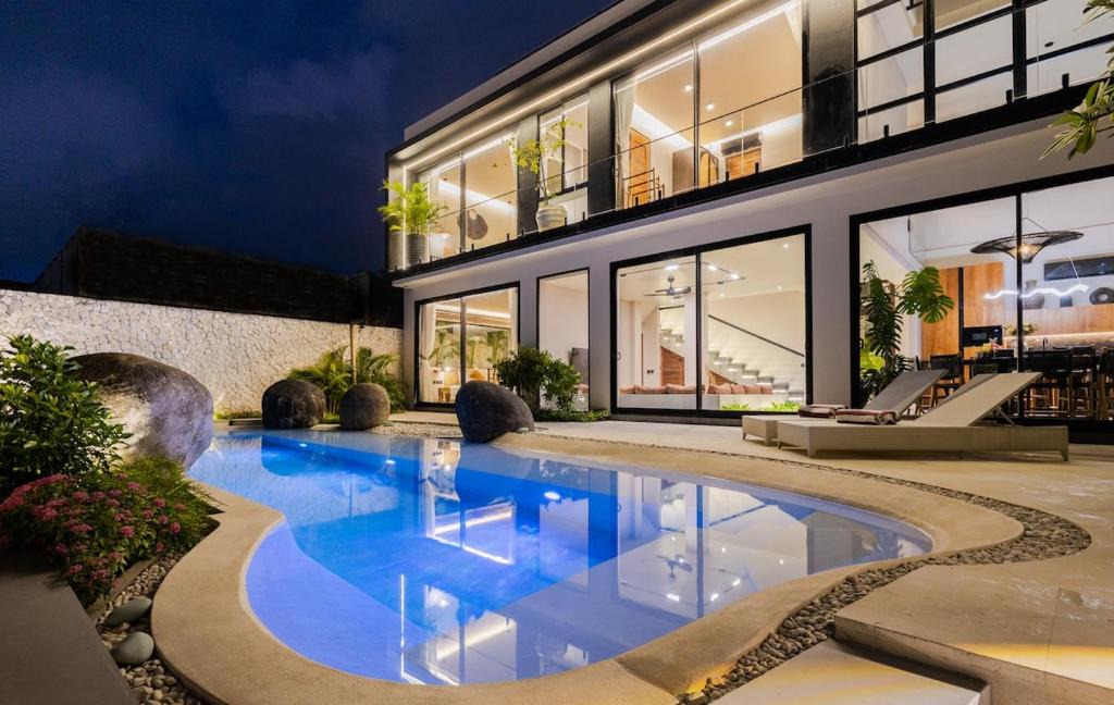 Pererenan Villa | NEW 6BR Luxury Estate I Butler I Jacuzzi I Breakfast I in the central Pererenan Canggu