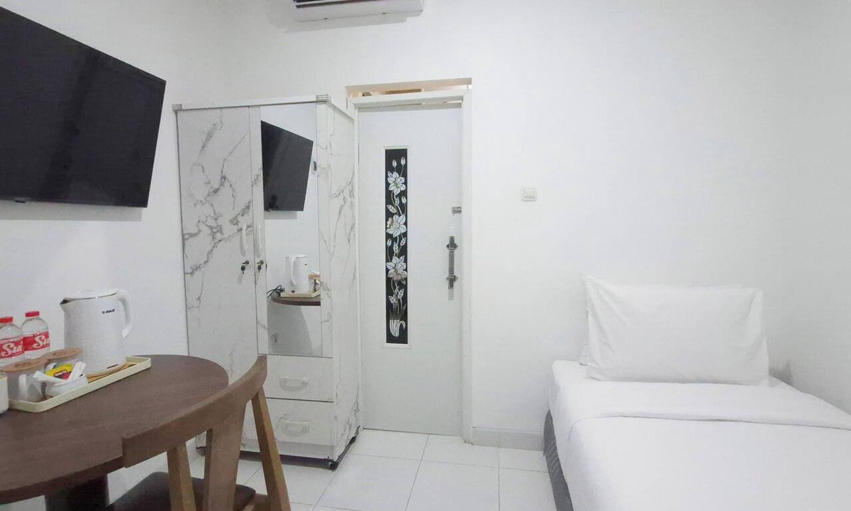 Kebayoran Lama Hotel | NN House Smart Stay (Syariah)
