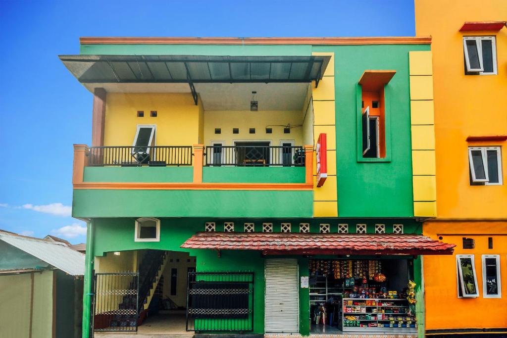 Ambon Hotel | OYO 2165 Alyah Guest House Syariah
