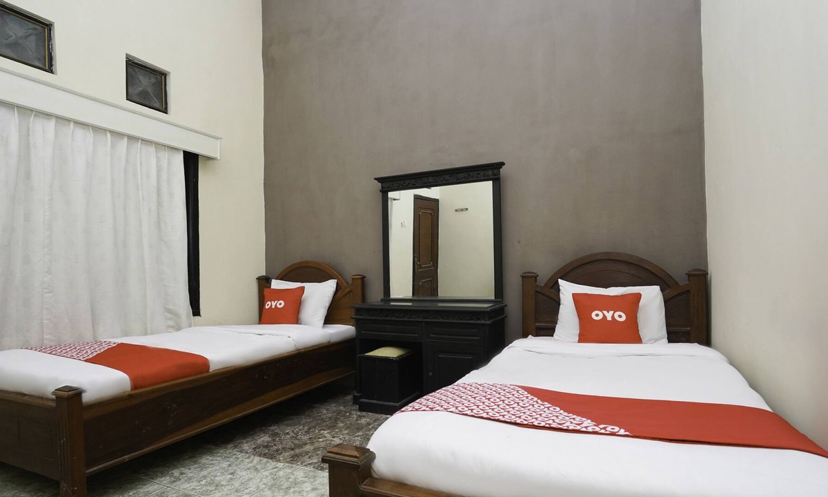 Pamekasan Hotel | OYO 2715 Hotel Madinah Syariah