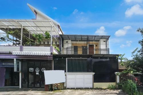 Malang Hotel | OYO 95035 Harmony Guest House Syariah Sawojajar