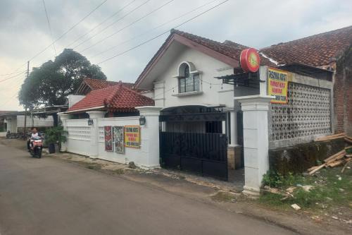 Banyumas Hotel | OYO 95179 Namira Guest House Syariah