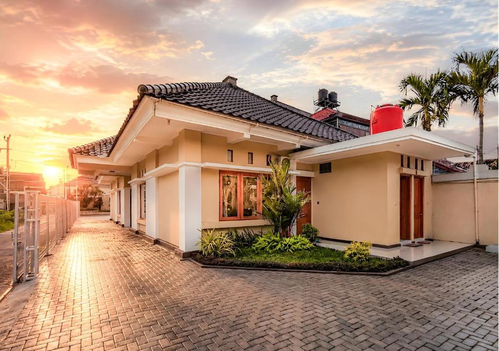 Klaten Selatan House | Palma Family Hall I Open concept house with swimming pool, karaoke & billiard near Klaten Town Squere