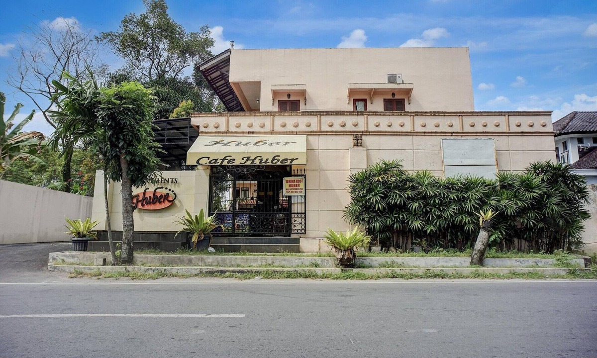 Medan House | Premium Indonesia Deluxe Double w/Free WiFi