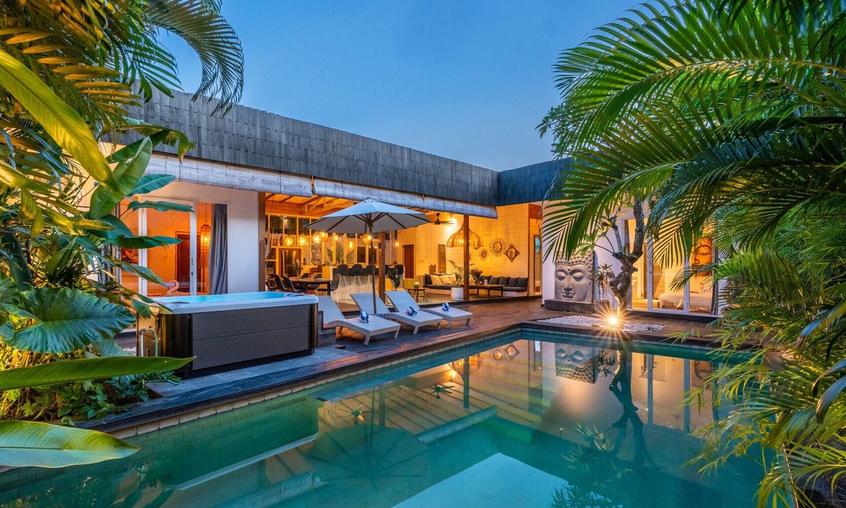 Batu Bolong Villa | Private Pool Hot Tub Near Batu Bolong Beach