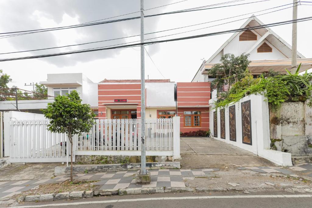 Ngaglik Hotel | RedDoorz at WR Supratman Batu