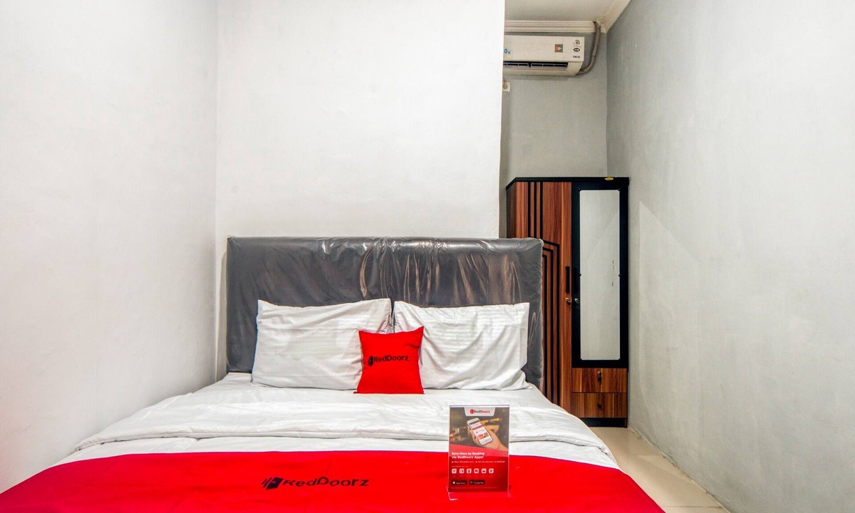 East Jakarta Hotel | RedDoorz near Graha Cijantung Mall
