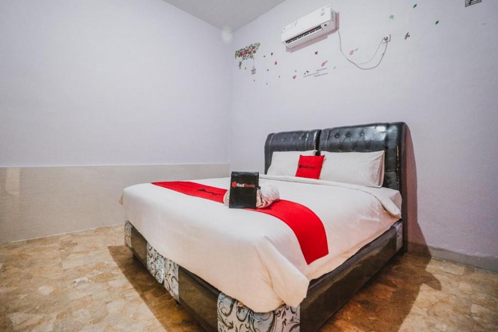 Medan Hostel | RedDoorz near Millennium ICT Center Medan