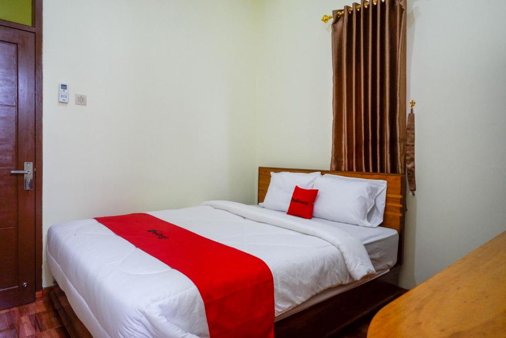 Purwokerto Hotel | RedDoorz near Rita Supermall Purwokerto 2