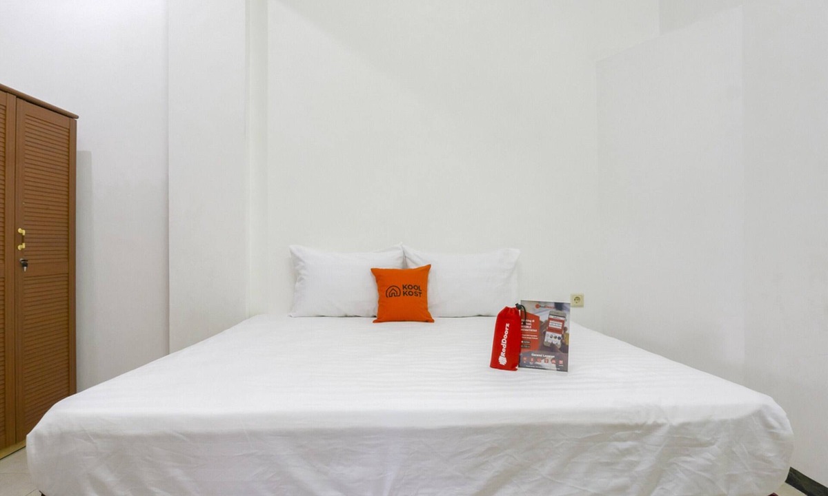 Surabaya Hotel | RedDoorz near Widya Mandala University