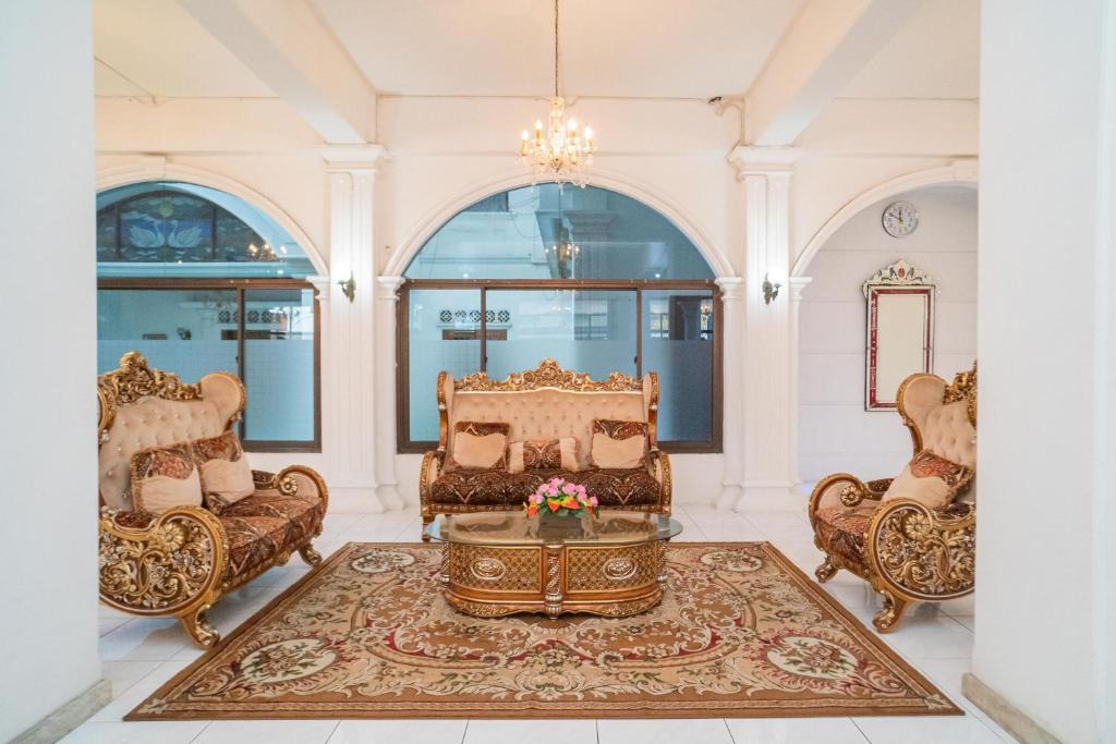 Banjarsari Hotel | RedDoorz Plus at Hotel Surya Solo
