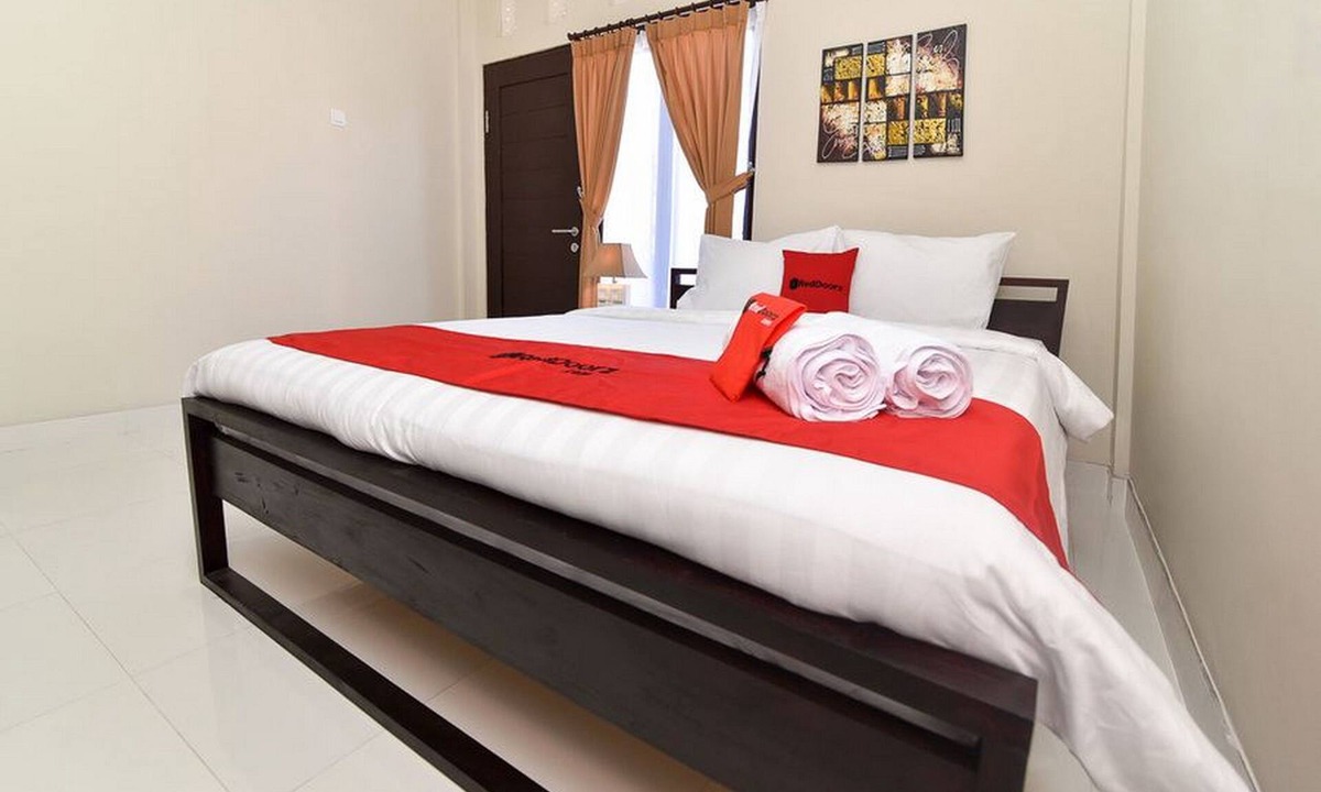Pemecutan Kelod Hotel | RedDoorz Plus near Jalan Imam Bonjol Denpasar