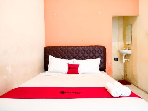 Waru Hotel | RedDoorz Syariah near City of Tomorrow Mall Surabaya