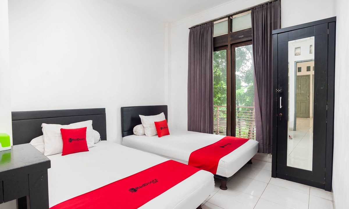Pekayon Jaya Hotel | RedDoorz Syariah near Grand Galaxy Park