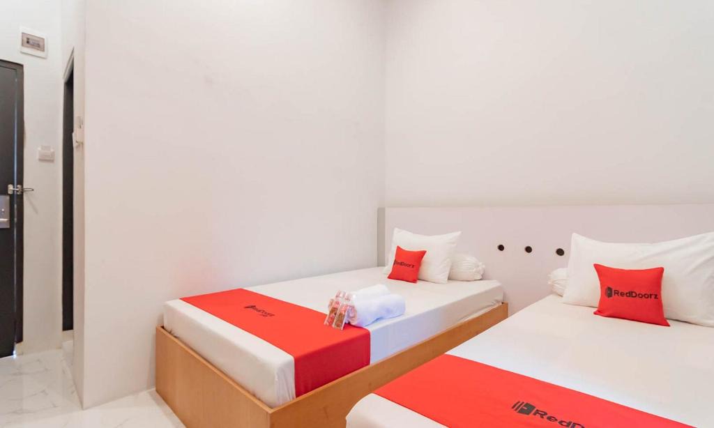 Baros Hotel | RedDoorz Syariah @ Tanggeung