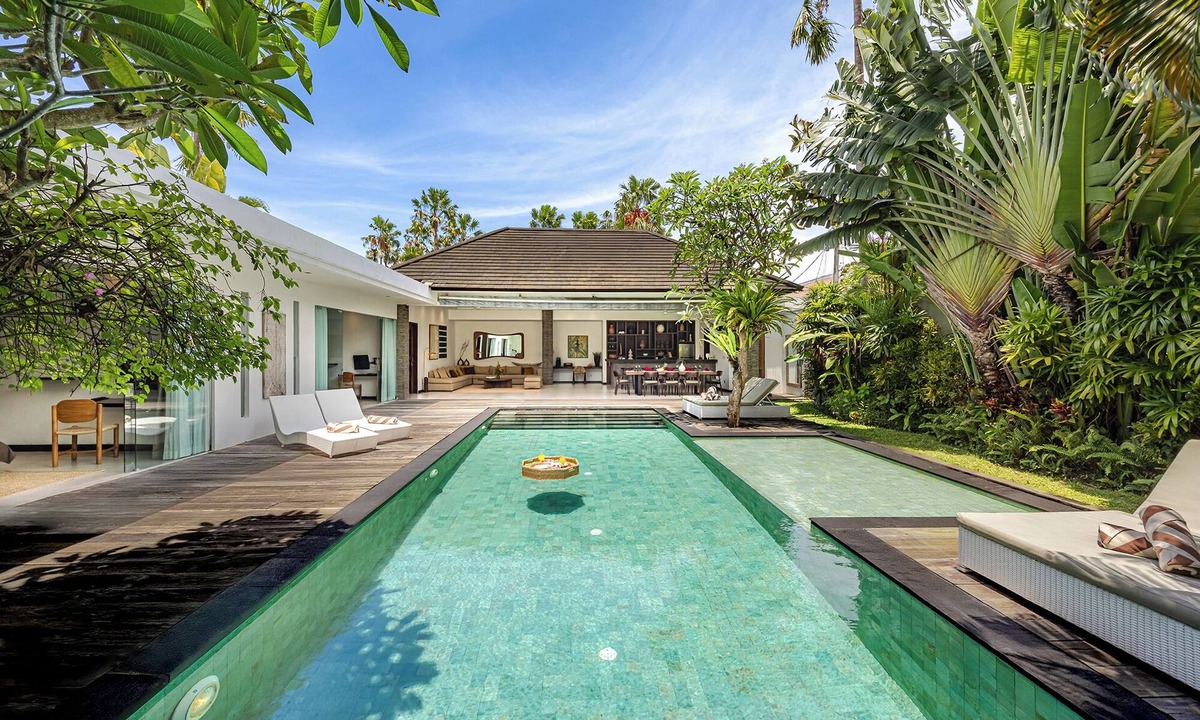 Sunset Road Villa | Redesigned Villa Amba Laba | 4 min to Seminyak Beach