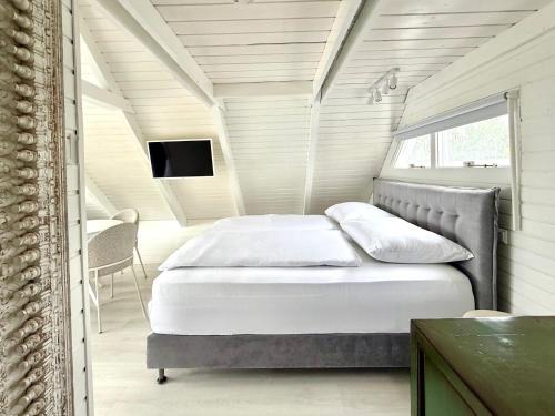 Rust Ski Chalet | Seehütte Neusiedlersee "Schilfhaus" inklusive Elektroboot