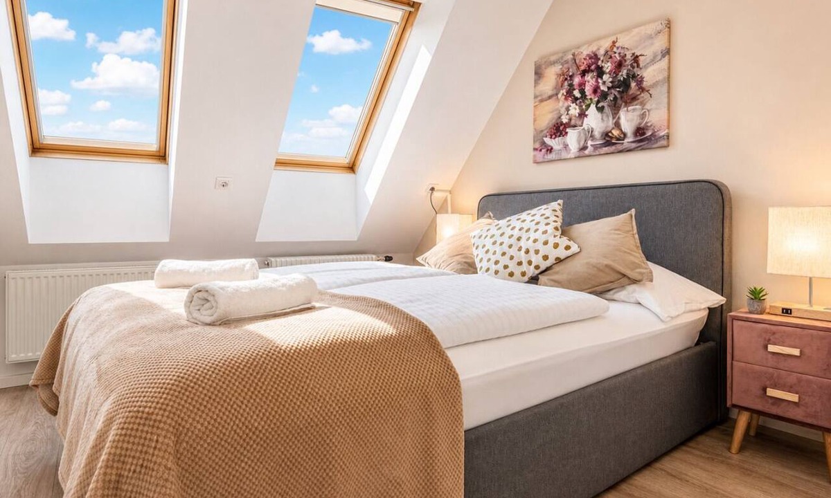 Favoriten Resort | Stylish AC Room Near Hauptbahnhof | Smart TV & Self Check-In
